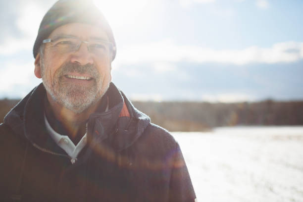ritratto di un uomo attraente nel luminoso sole invernale - snow glasses foto e immagini stock