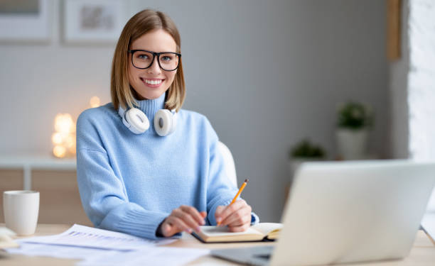 młody freelancer za pomocą laptopa i robienia notatek - 15831 zdjęcia i obrazy z banku zdjęć