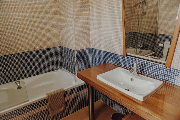 уютный домашний интерьер выстрелы - современная ванная комната с мозаикой искусства - loft apartment bathroom mosaic tile стоковые фото и изображения