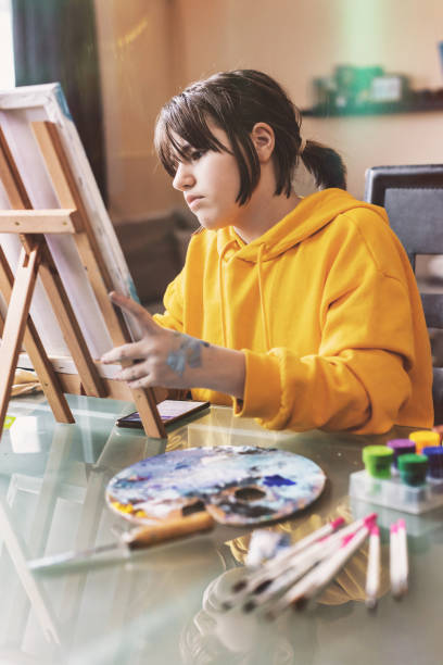 фото молодой художницы в ее квартире - entertainment school art studio painter стоковые фото и изображения