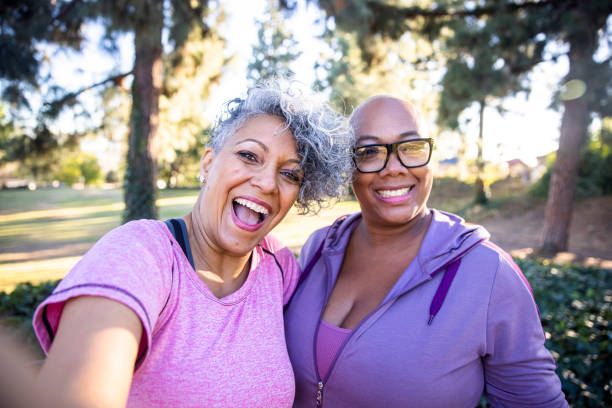 due amiche di black lady che si fanno selfie - senior adult senior couple exercising african ethnicity foto e immagini stock