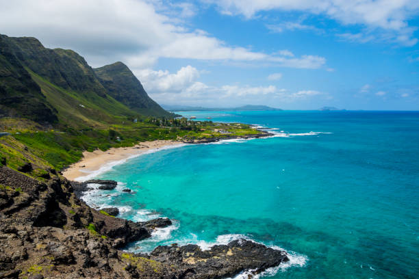 ハワイ州オアフ島の西端、マカプウポイントのロッキー海岸線とポケットビーチ - oahu water sand beach ストックフォトと画像