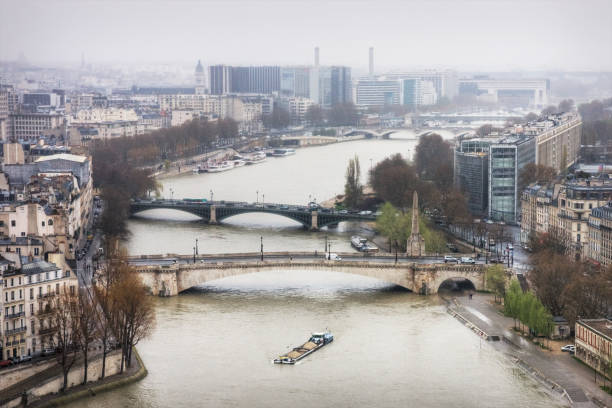 река сена и весенний париж - pont de la tournelle стоковые фото и изображения