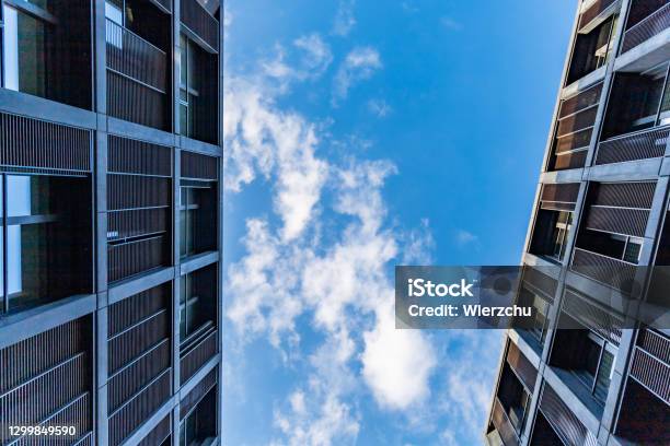 Vista Hacia Arriba A Fachadas De Edificios De Apartamentos Foto de stock y más banco de imágenes de Abstracto