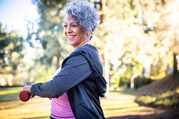 étirement et exercice de femme noire aînée avec des poids - beauty and health flash photos et images de collection