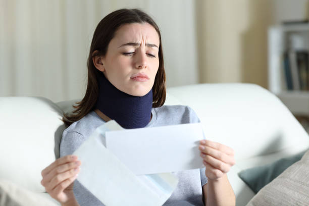 triste mujer discapacitada leyendo malas noticias en la carta - healthcare and medicine bill claim form insurance fotografías e imágenes de stock