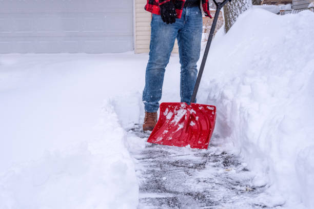 mann schaufelt tiefschnee von hand mit einer roten schneeschaufel - snow digging horizontal people stock-fotos und bilder