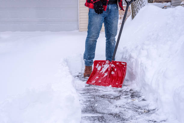человек лопатой глубокий снег вручную с красной лопатой снега - snow digging horizontal people стоковые фото и изображения