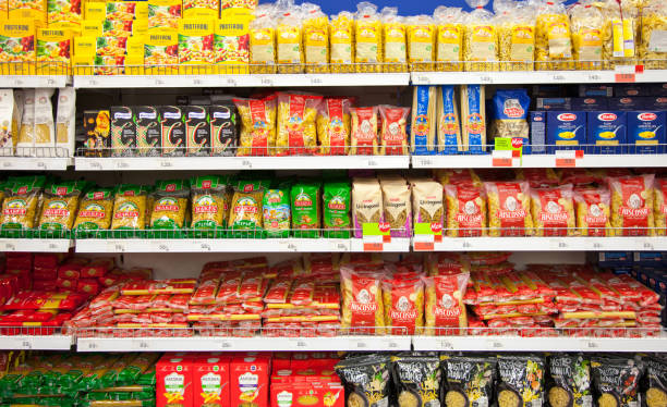 kaliningrad, russia - 31 gennaio 2021: pasta sugli scaffali dei supermercati. - supermercato foto e immagini stock
