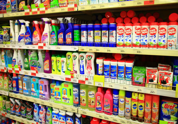 kaliningrad, russia - 31 gennaio 2021: prodotti per la pulizia sugli scaffali dei supermercati. - chemical merchandise cleaning product domestic life foto e immagini stock