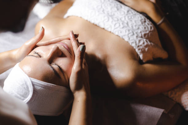 뷰티 트리트먼트를 받는 행복한 여성 - massage creme 뉴스 사진 이미지