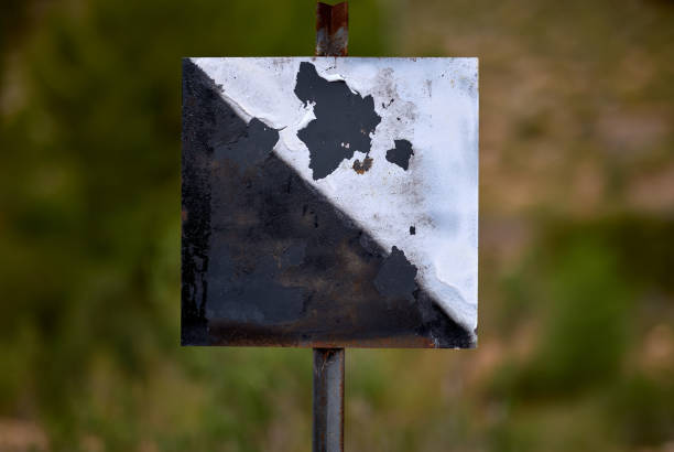 частный знак охотничьего угодья с квадратной формой и черно-белым треугольником - forest preserve стоковые фото и изображения