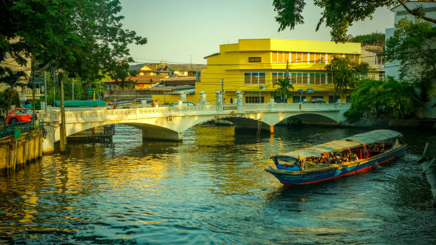 транспортные средства на реке,бангкок - bangkok traditional culture river nautical vessel стоковые фото и изображения