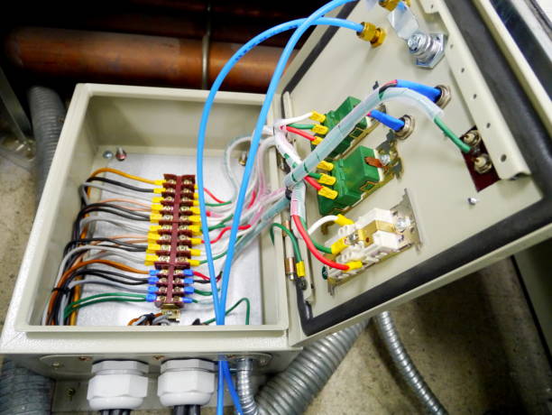 saída de cabo de fios elétricos em cabine - electric plug outlet electricity cable - fotografias e filmes do acervo