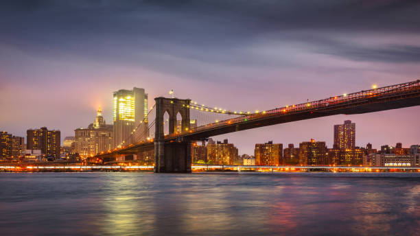 뉴욕 브루클린 브리지 앳 나이트 이스트 리버 트와일라잇 파노라마 뉴욕 - new york city night brooklyn bridge skyline 뉴스 사진 이미지