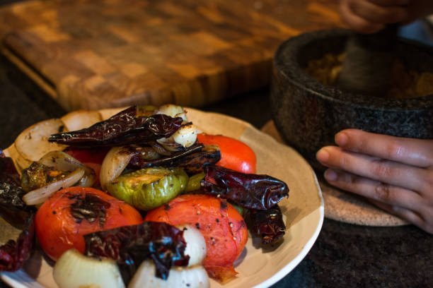 ingredienti della talpa messicana e mortaio e pestello - sugo pronto foto e immagini stock