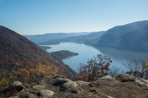 breakneck ridge hiking trail lookout point hudson river - cold spring foto e immagini stock