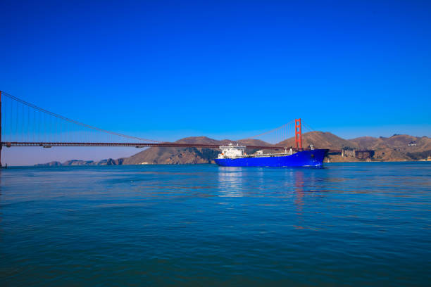 splendida vista sul golden gate bridge e sulla collina di san francisco - golden gate bridge bridge large san francisco county foto e immagini stock