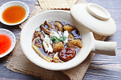 fisch-maw-suppe-mit-krabbenfleischpilz-und-bambus-shooting-serviert-in-tontopf-nahaufnahme.jpg?b=1&s=170x170&k=20&c=KD6ynMAQsquOT5PEnypx_B78YGKheXotd8QRGkGHj2o=