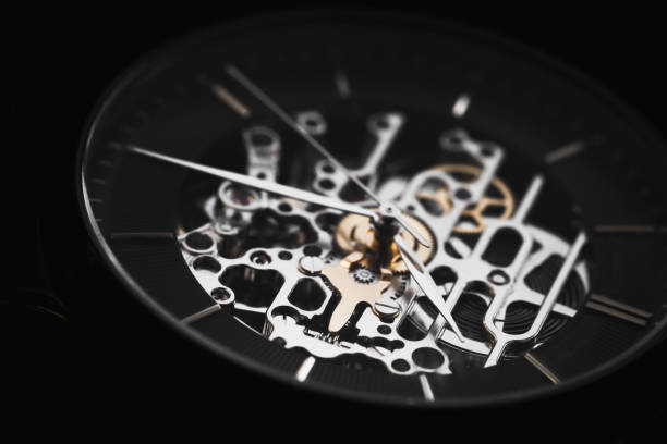 photo macro mécanique de montre de squelette - watchmaking photos et images de collection