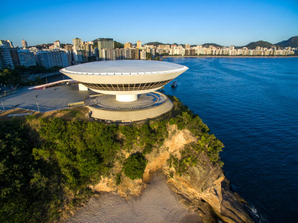 mac niteroi. muzeum sztuki współczesnej niteroi. architekt oscar niemeyer. - niteroi zdjęcia i obrazy z banku zdjęć