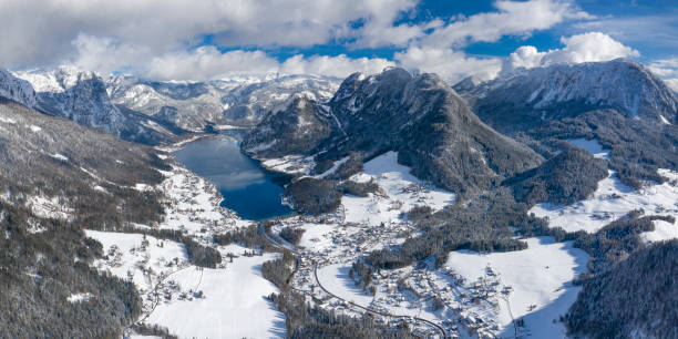 aerial winter wonderland panorama, lake grundlsee, ausseerland, salzkammergut, austria - ausseerland stock-fotos und bilder