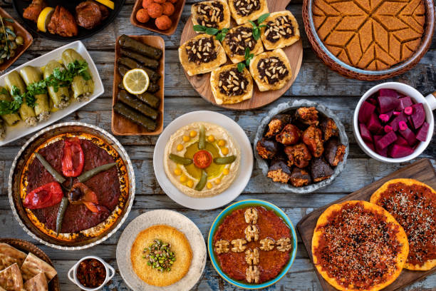 beaucoup de sortes d’aliments et apéritif sur la table à manger pour le sahur. concept de jeûne avec table iftar. - antakya photos et images de collection