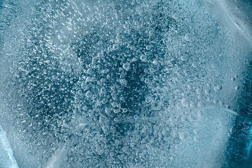 513651321 istock Textura helada con peque�as burbujas de aire redondas separadas atrapadas en el interior 1299921138