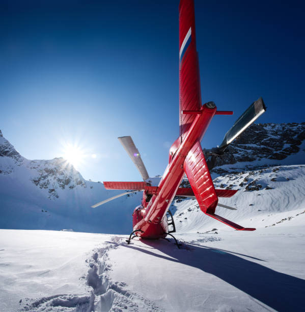 elicottero commerciale rosso atterrato sulla neve in alto in montagna - airfield mountain snow airport foto e immagini stock