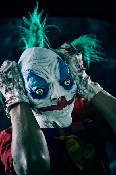 inquietante clown malvagio tira i capelli - 11915 foto e immagini stock