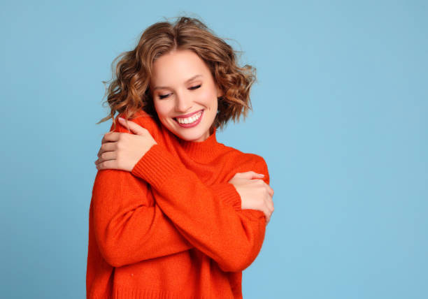 happy female in warm sweater - roupa morna imagens e fotografias de stock