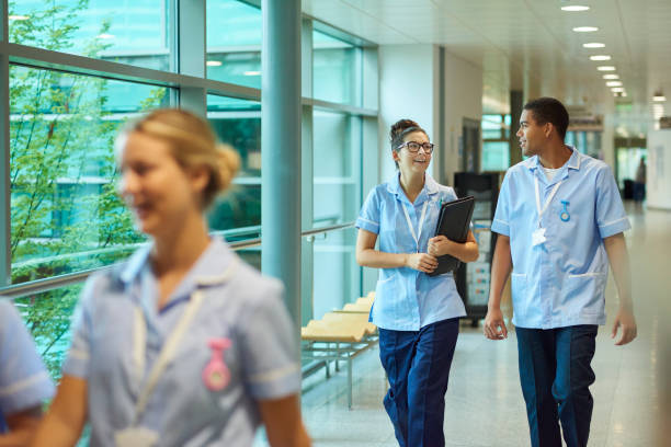giovani infermiere nel reparto - servizio sanitario nazionale britannico foto e immagini stock