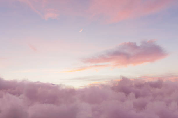 vue au ciel pourpre doux avec les nuages pelucheux et le croissant de lune - pastel colored sky ethereal softness photos et images de collection