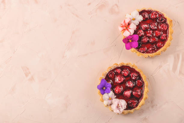 mini tartes maison de printemps avec des baies décorées avec des fleurs - little cakes photos et images de collection