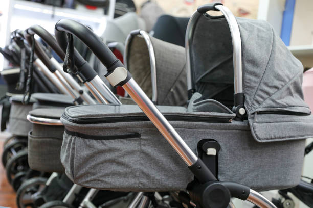 reihe von baby stroller in einem lokalen geschäft. - sportkinderwagen stock-fotos und bilder