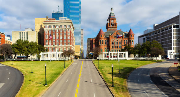 dealey plaza, parque da cidade e marco histórico nacional no centro de dallas, texas. - kennedy center - fotografias e filmes do acervo