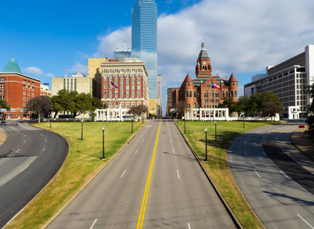 dealey plaza, parque de la ciudad y monumento histórico nacional en el centro de dallas, texas. - john f kennedy fotografías e imágenes de stock