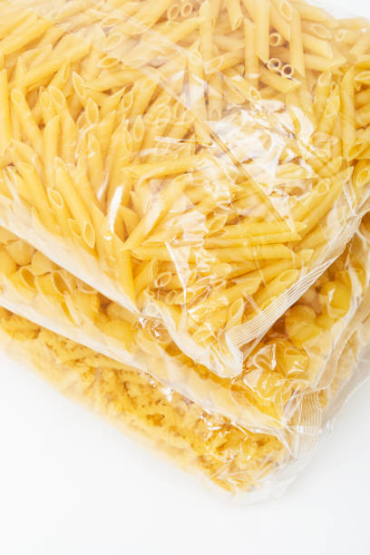 paquets de pâtes sur un fond blanc - cellophane noodles photos et images de collection
