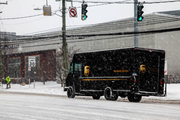 livraison de camions ups pendant la journée de neige sur connecticut ave. - united parcel service truck shipping delivering photos et images de collection