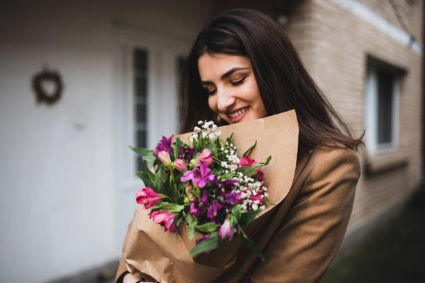 día internacional de la mujer, un retrato de una mujer con un ramo de flores - florist women bouquet spring fotografías e imágenes de stock