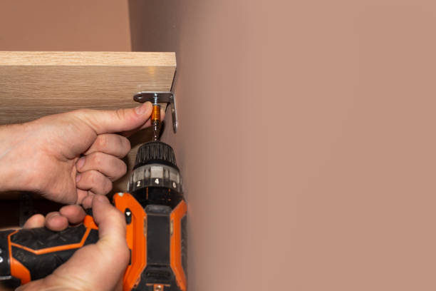 homem parafusos uma prateleira de madeira em um camarim com uma broca. faça-se-mesmo reparo e melhoria em casa - shelf drill drilling installing - fotografias e filmes do acervo