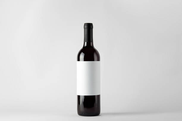 botella de vino negro con vino tinto aislado sobre blanco - wine bottle fotografías e imágenes de stock