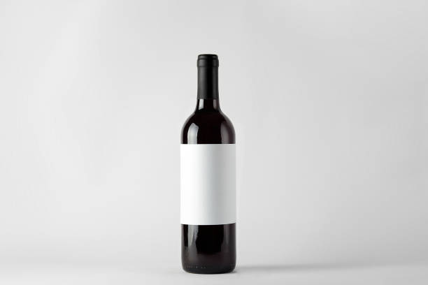 bouteille noire de vin avec le vin rouge d’isolement sur le blanc - bottle wine red blank photos et images de collection