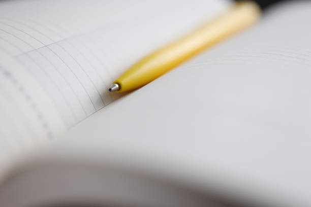 żółte długopis leżący na zbliżenie notebooka - notebook page sheet paper zdjęcia i obrazy z banku zdjęć