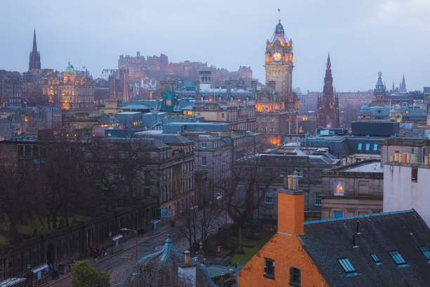 edimburgo da calton hill - stazione ferroviaria di waverley foto e immagini stock