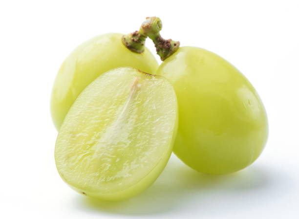 白い背景に隔離シャインマスカットグリーンブドウの美しい束。 - grape white grape green muscat grape ストックフォトと画像