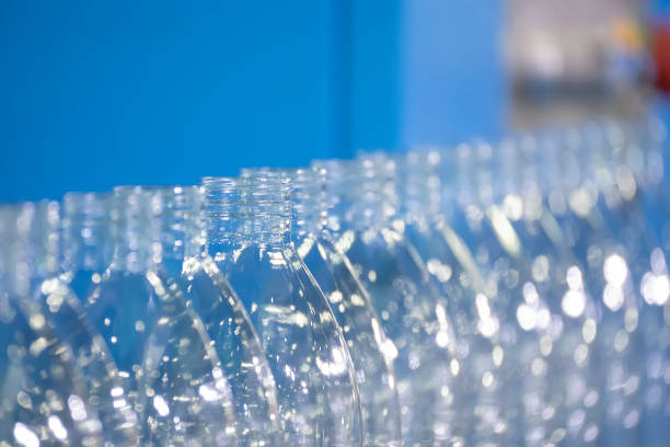 飲料水工場で充填プロセスのためのコンベアベルト上のpetボトル。 - bottling plant bottle filling production line ストックフォトと画像