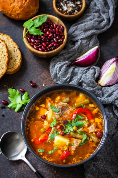 sopa casera de tomate de carne con estofado de ternera y frijoles, verduras sobre una mesa de piedra. - 24252 fotografías e imágenes de stock