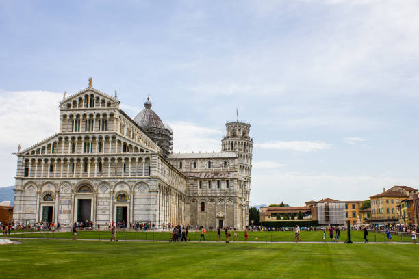 pisa italia - leaning tower of pisa people crowd tourism fotografías e imágenes de stock