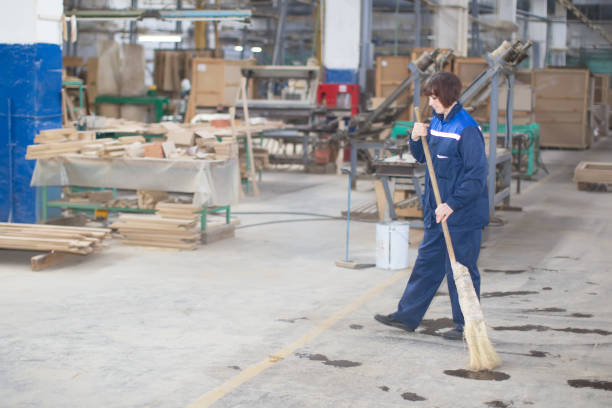 工場で掃除の女性 - dirty pass ストックフォトと画像
